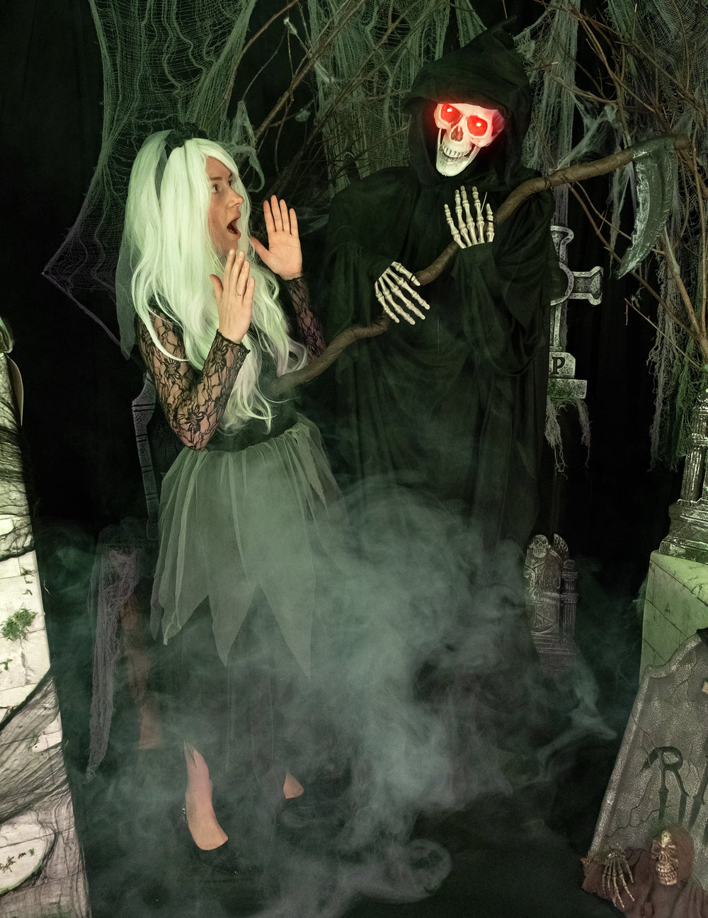Décoration sur pied Faucheuse pour Halloween noire aux yeux rouges lumineux