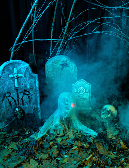 Scéna v hřbitovním dekoru s animovanou zombie dekorací na Halloween