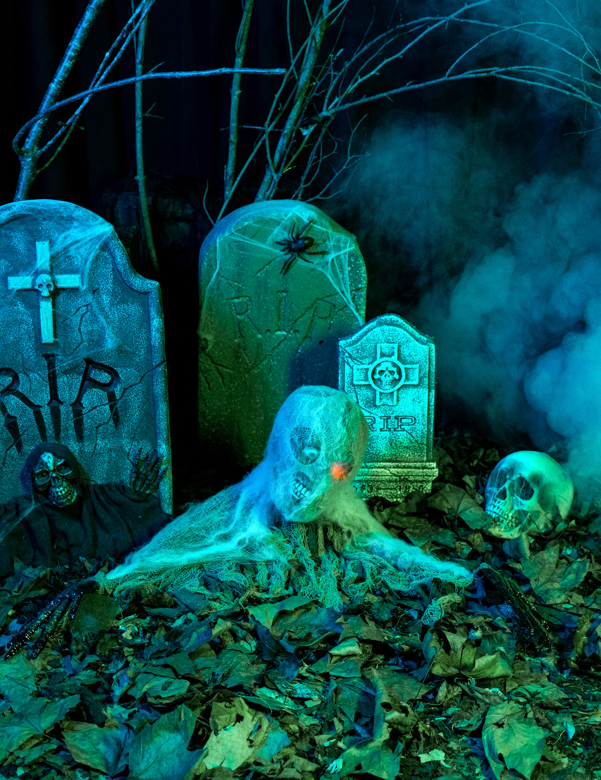 Mise en situation dans un cimetière de la décoration zombie animé pour Halloween