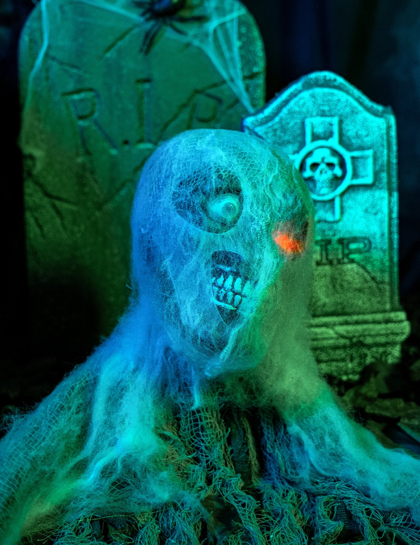 Situace s náhrobky animované zombie dekorace na Halloween