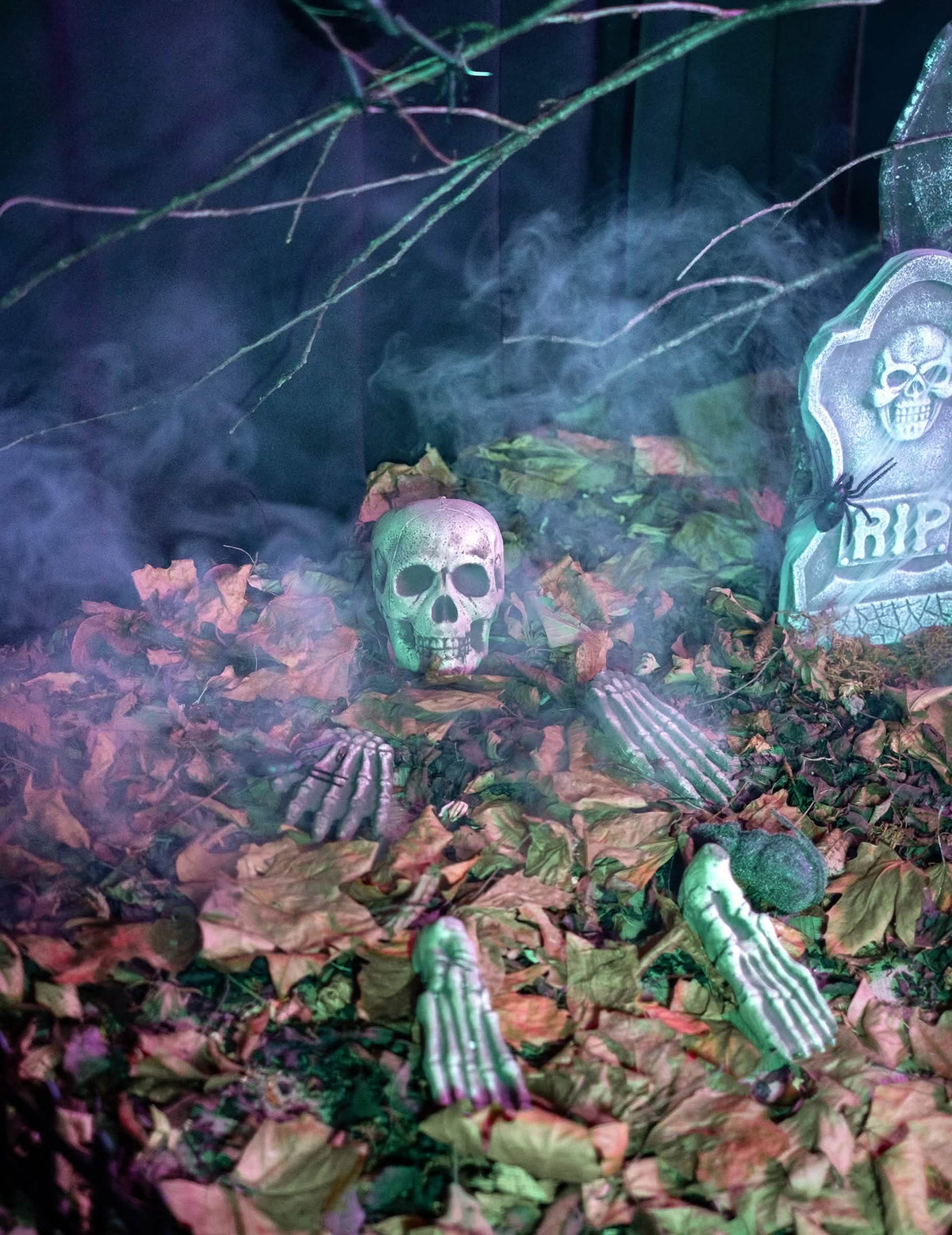 Kostra vystupující z mrtvého listí dekorace 21 dílů kostra a náhrobek halloween