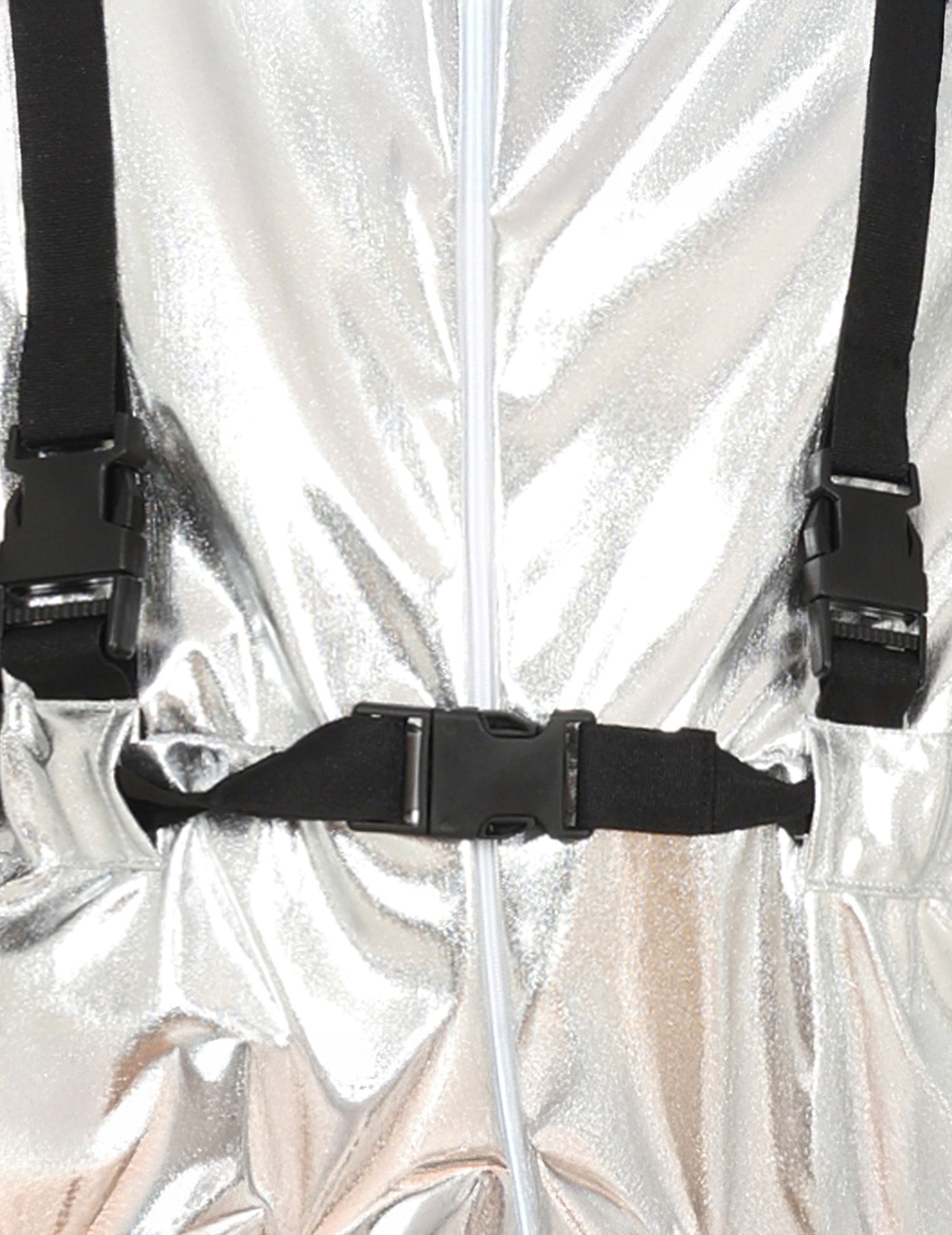 Détail des sangles et boucles noires du déguisement d'astronaute