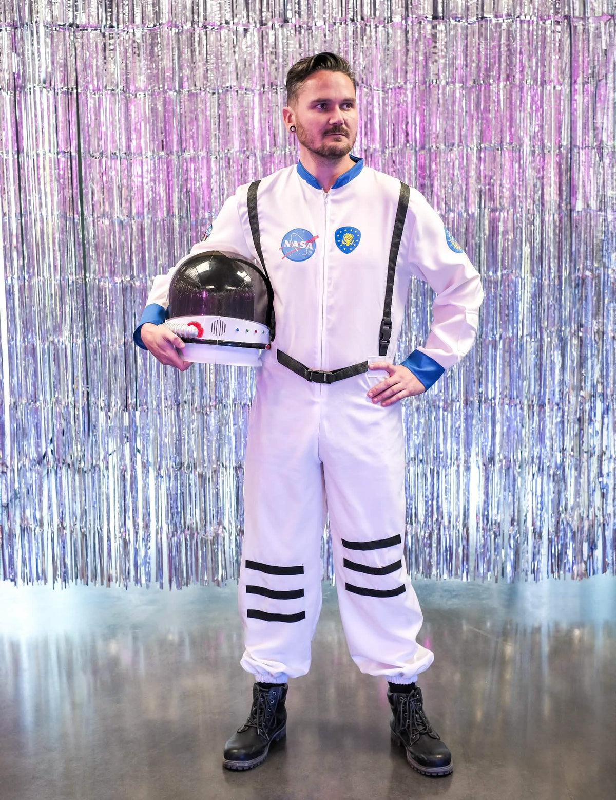 Pohled zepředu s helmou v ruce u kostýmu astronauti z vesmíru