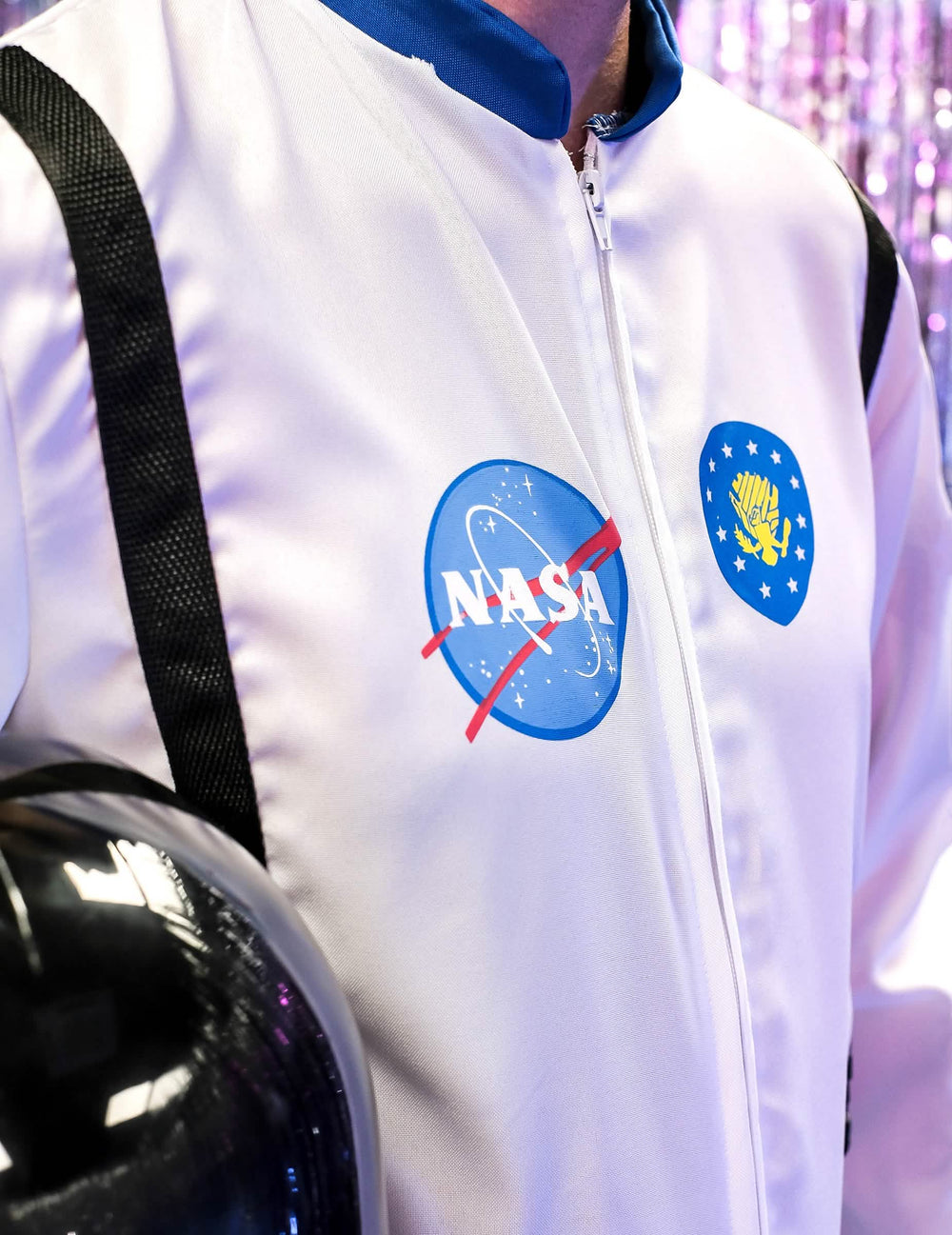 Pohled zezadu na kostým astronauti z vesmíru