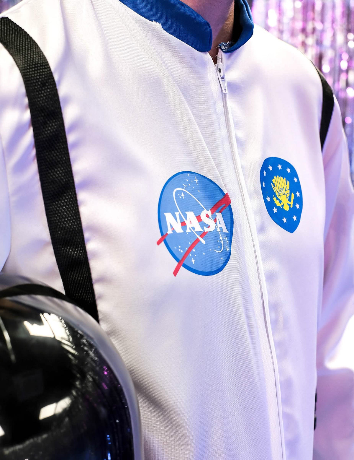 Pohled zezadu na kostým astronauti z vesmíru