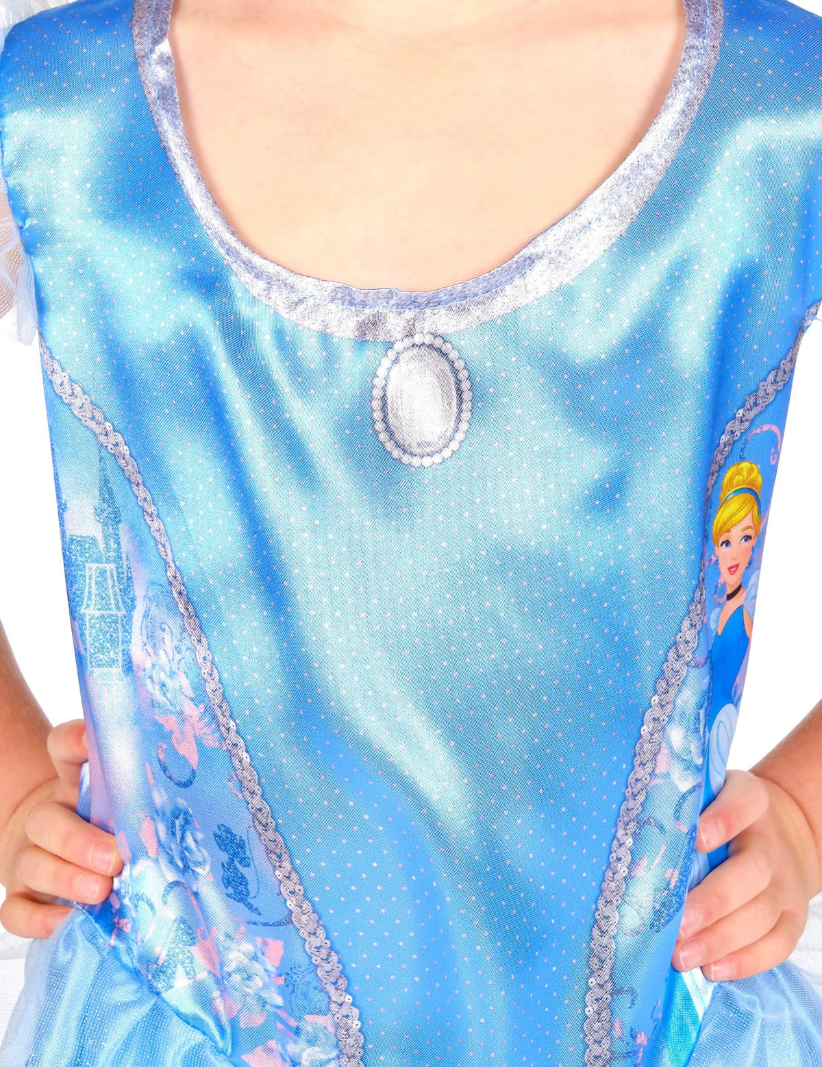 Détail de l'encolure et du médaillon du déguisement Cendrillon™ basique pour enfant