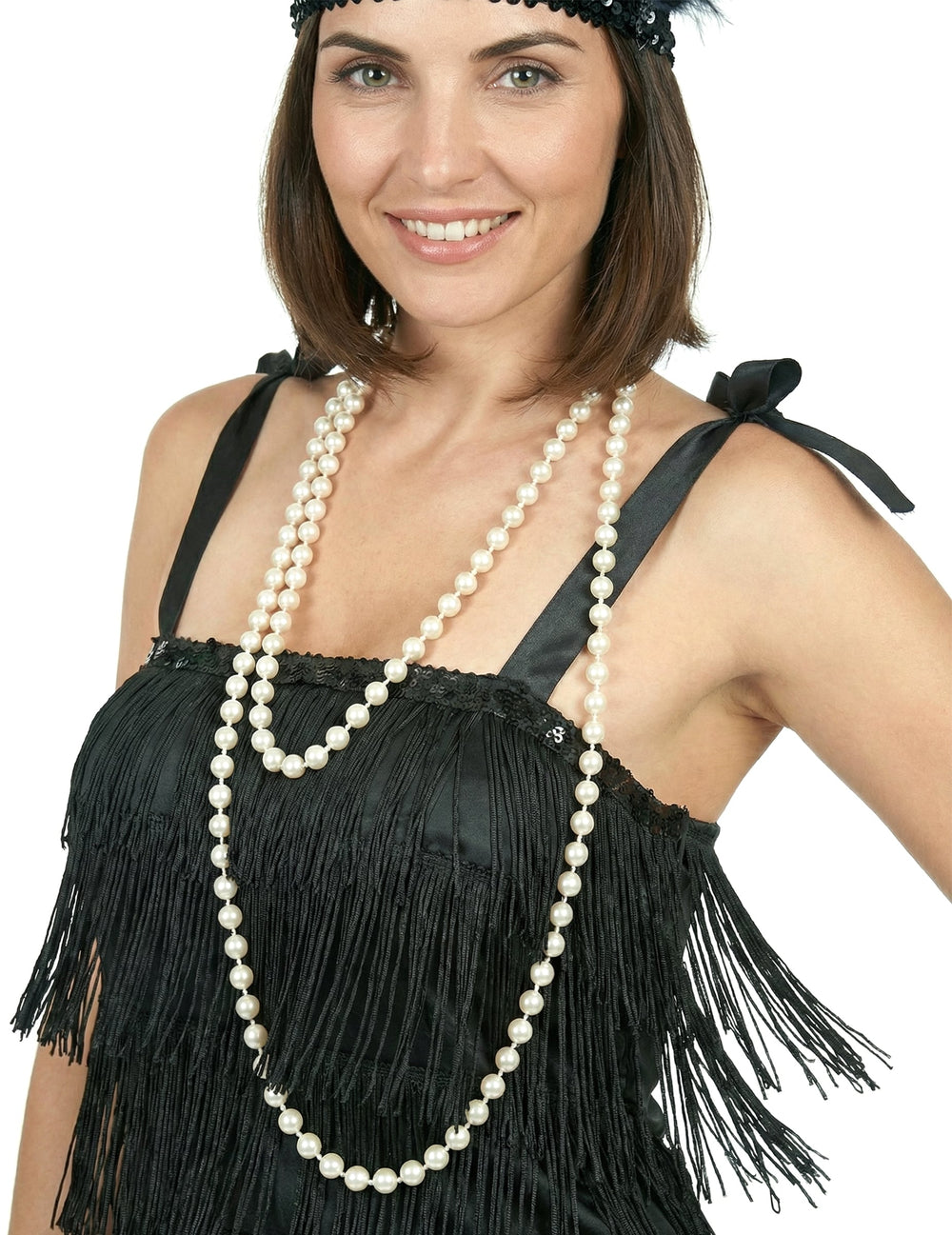 Gros plan sur le collier de perles et les franges du déguisement charleston pour femme