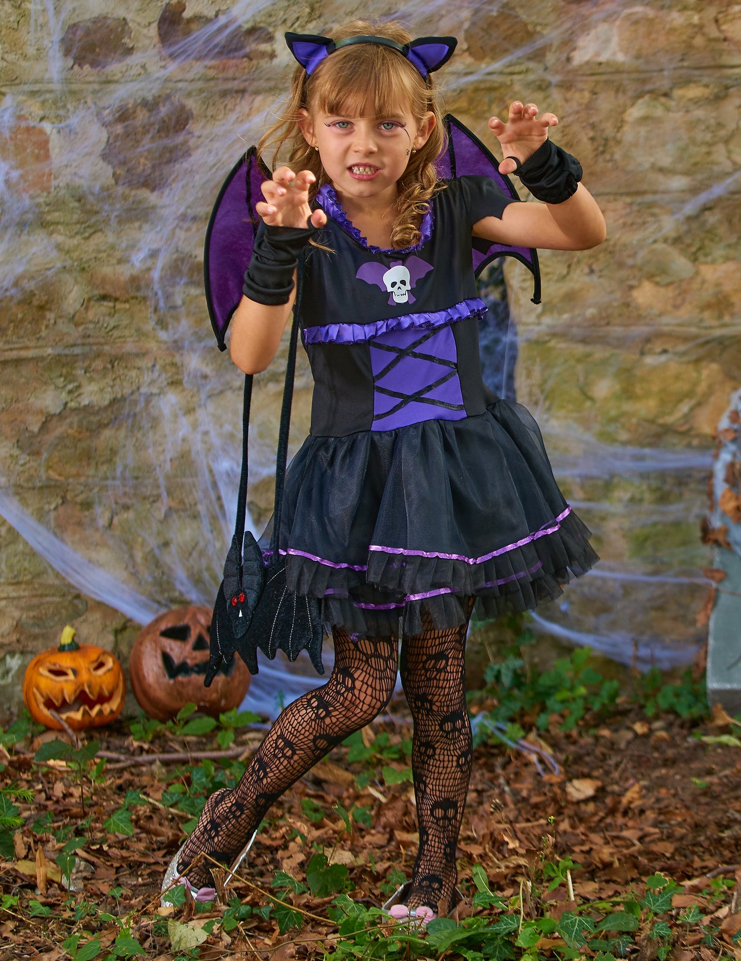 Situace s kostýmem netopýra pro dívku v černé a fialové barvě