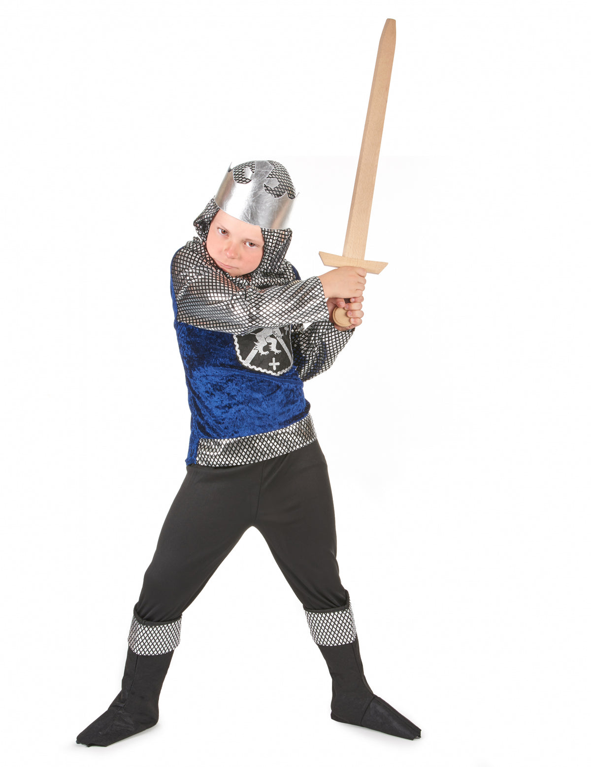 Pose de combat avec l'épée du déguisement de chevalier