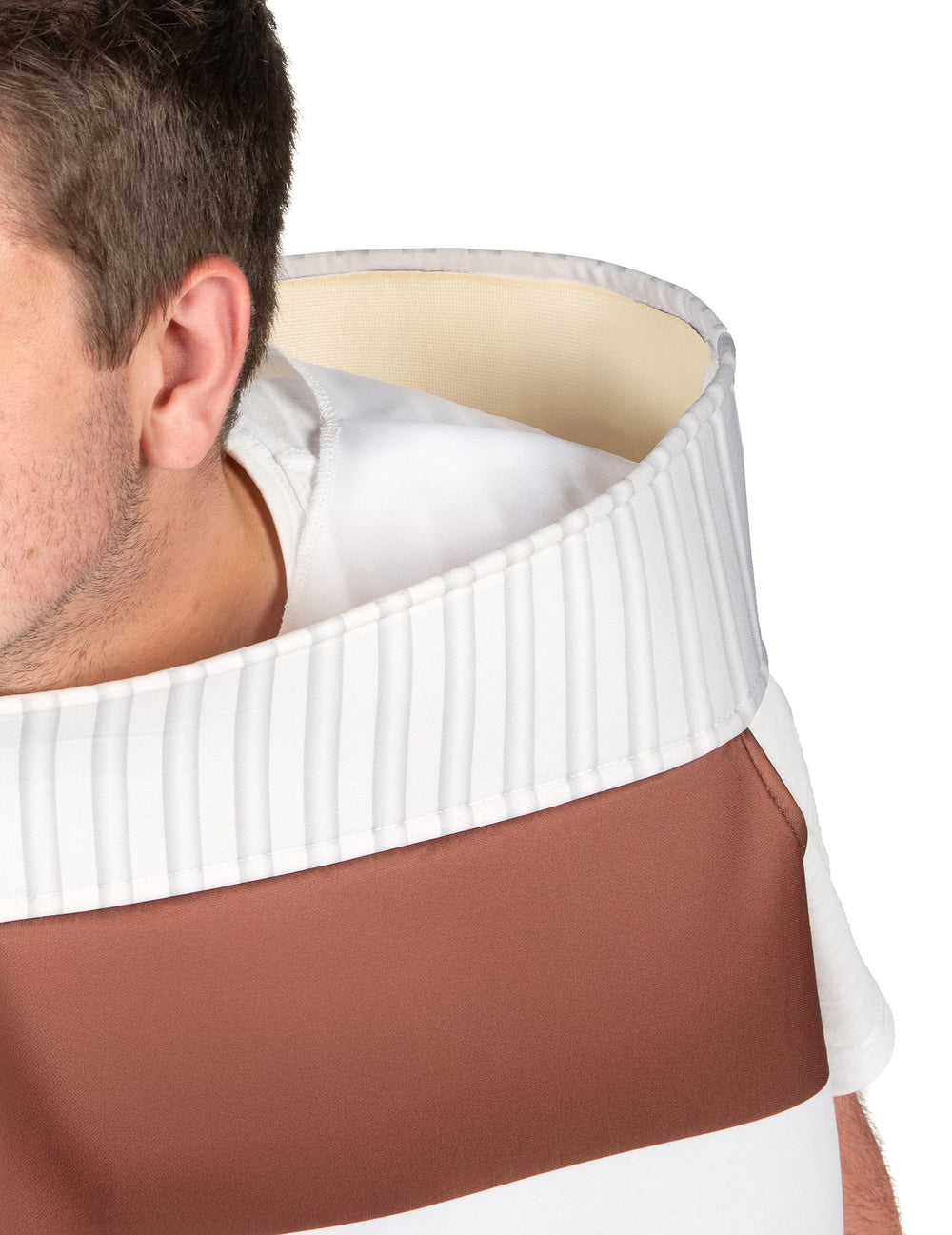 Détail du col en forme de couvercle du déguisement choconut pour adulte