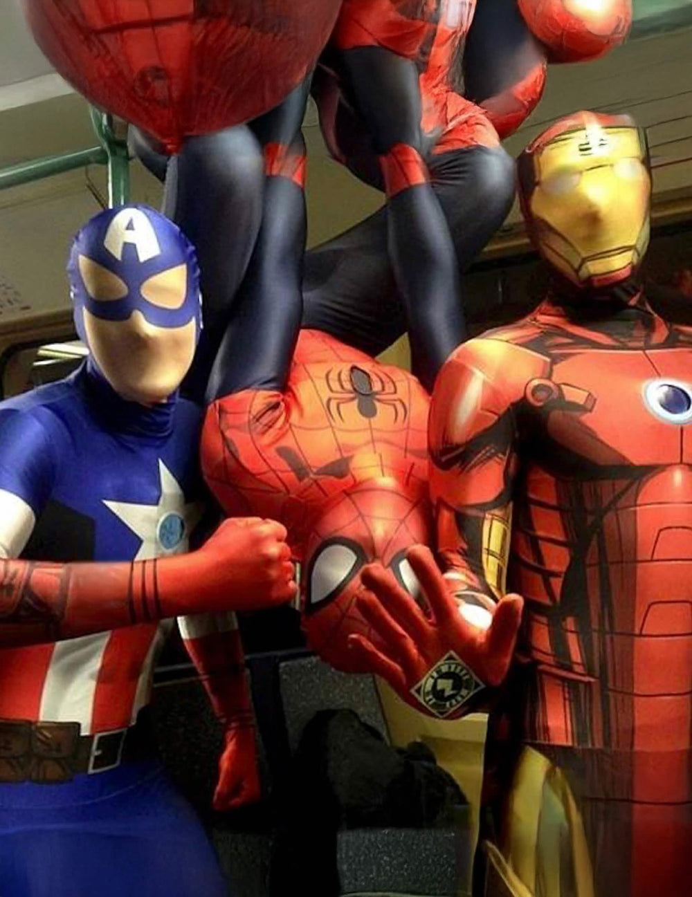 Zinscenování s ostatními superhrdinové klasického kostýmu Captain America™ Morphsuits™