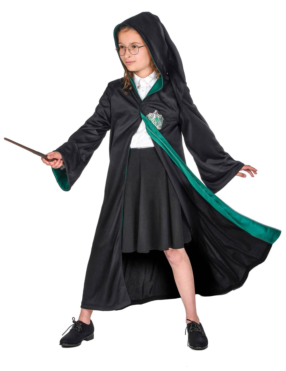 Pohled zepředu s hůlkou klasického kostýmu Zmijozelu Harry Potter™