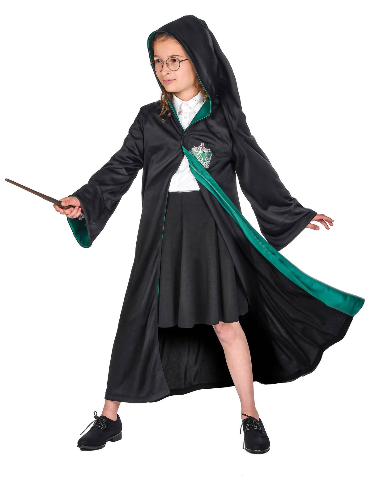 Pohled zepředu s hůlkou klasického kostýmu Zmijozelu Harry Potter™