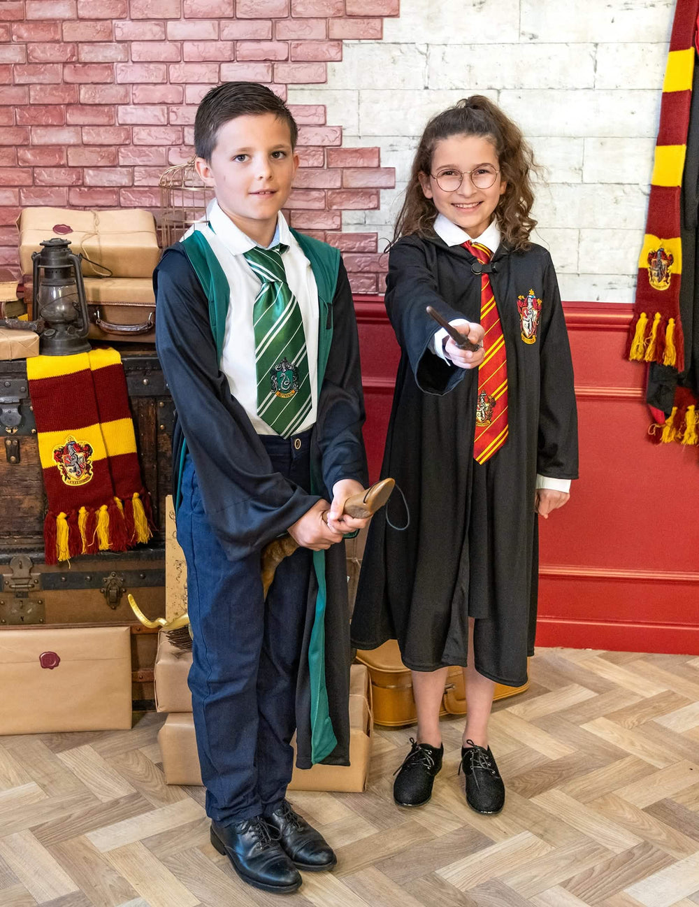 Scéna s žačkou z Nebelvíru v klasickém kostýmu Zmijozelu Harry Potter