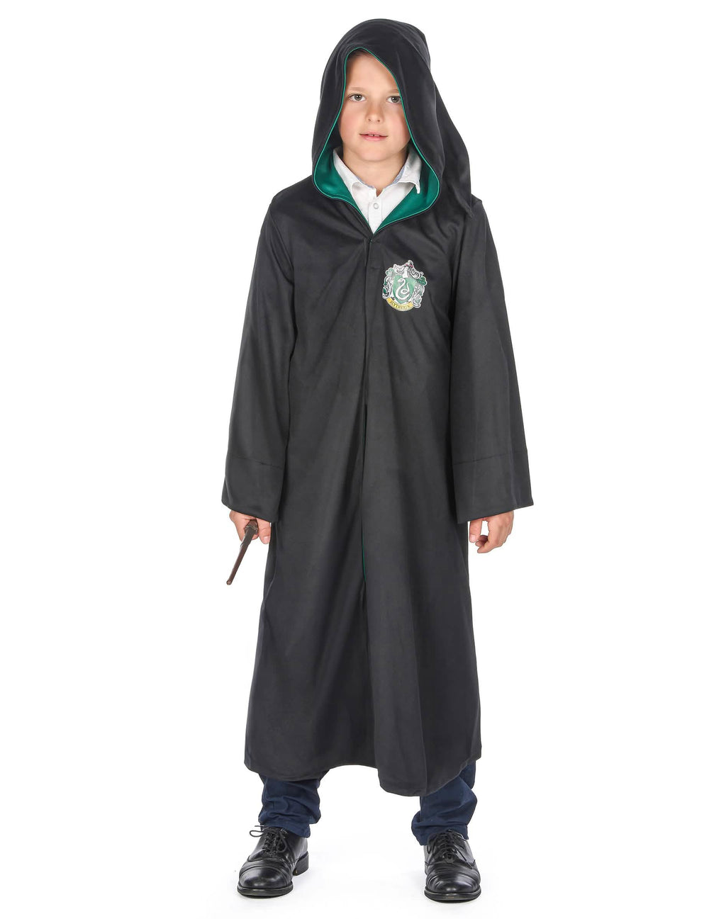 Pohled zepředu s kapucí a hůlkou klasického kostýmu Zmijozel Harry Potter™