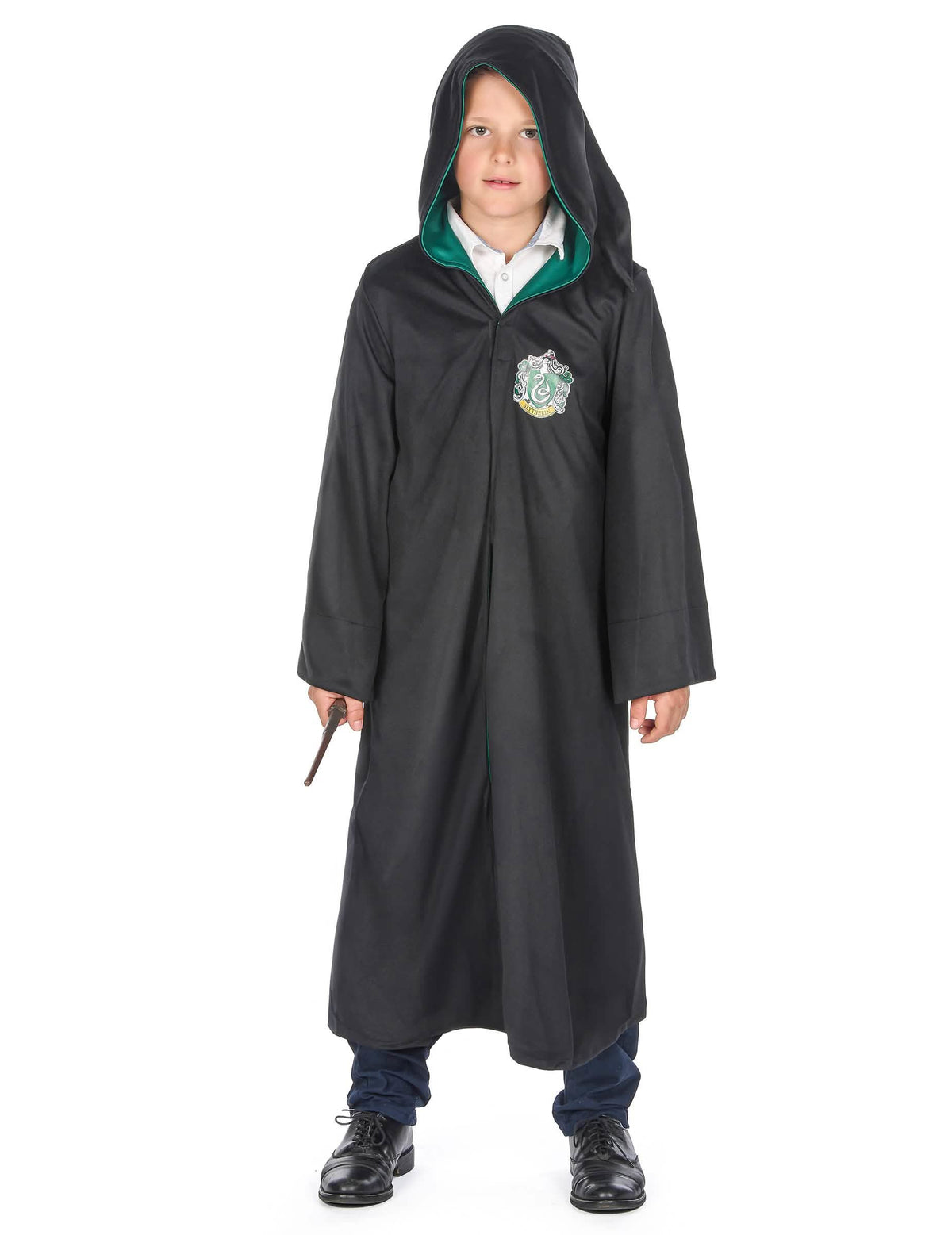 Pohled zepředu s kapucí a hůlkou klasického kostýmu Zmijozel Harry Potter™