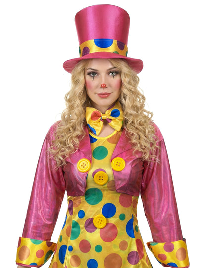 Detailní záběr na klobouk a motýlka veselého kostýmu klauna pro ženy