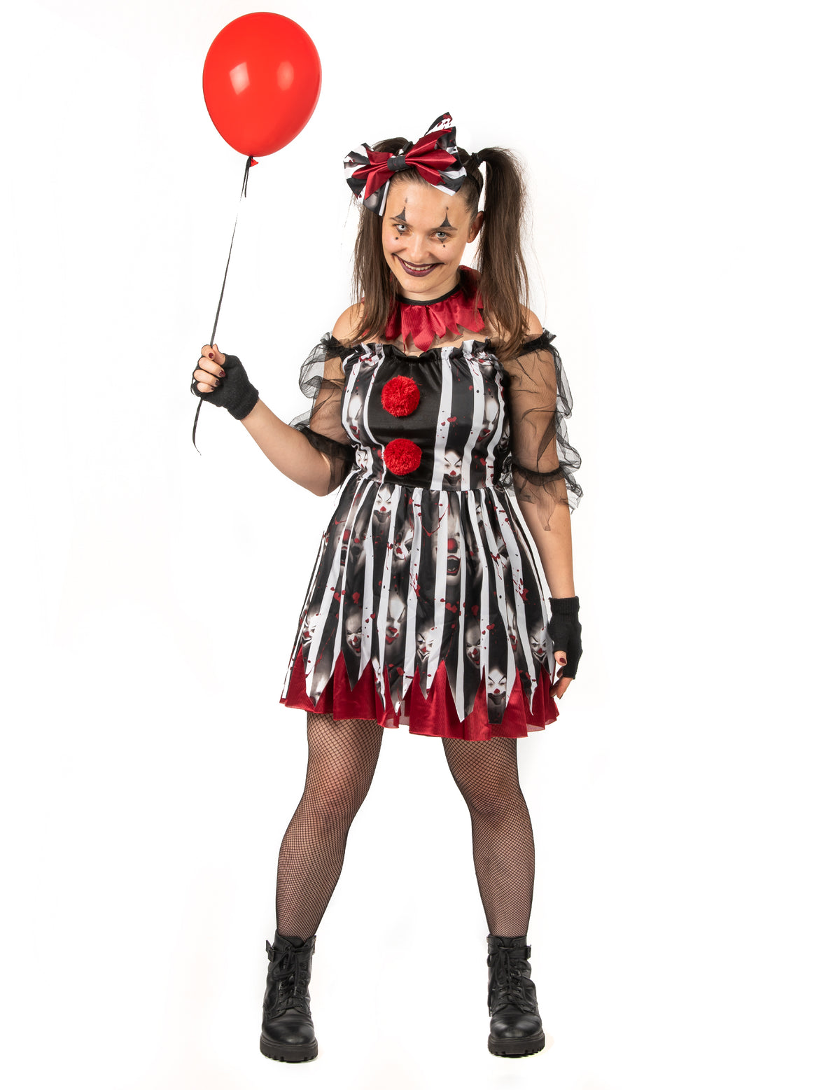 Ballon rouge tenu à la main du déguisement de clown dément luxe