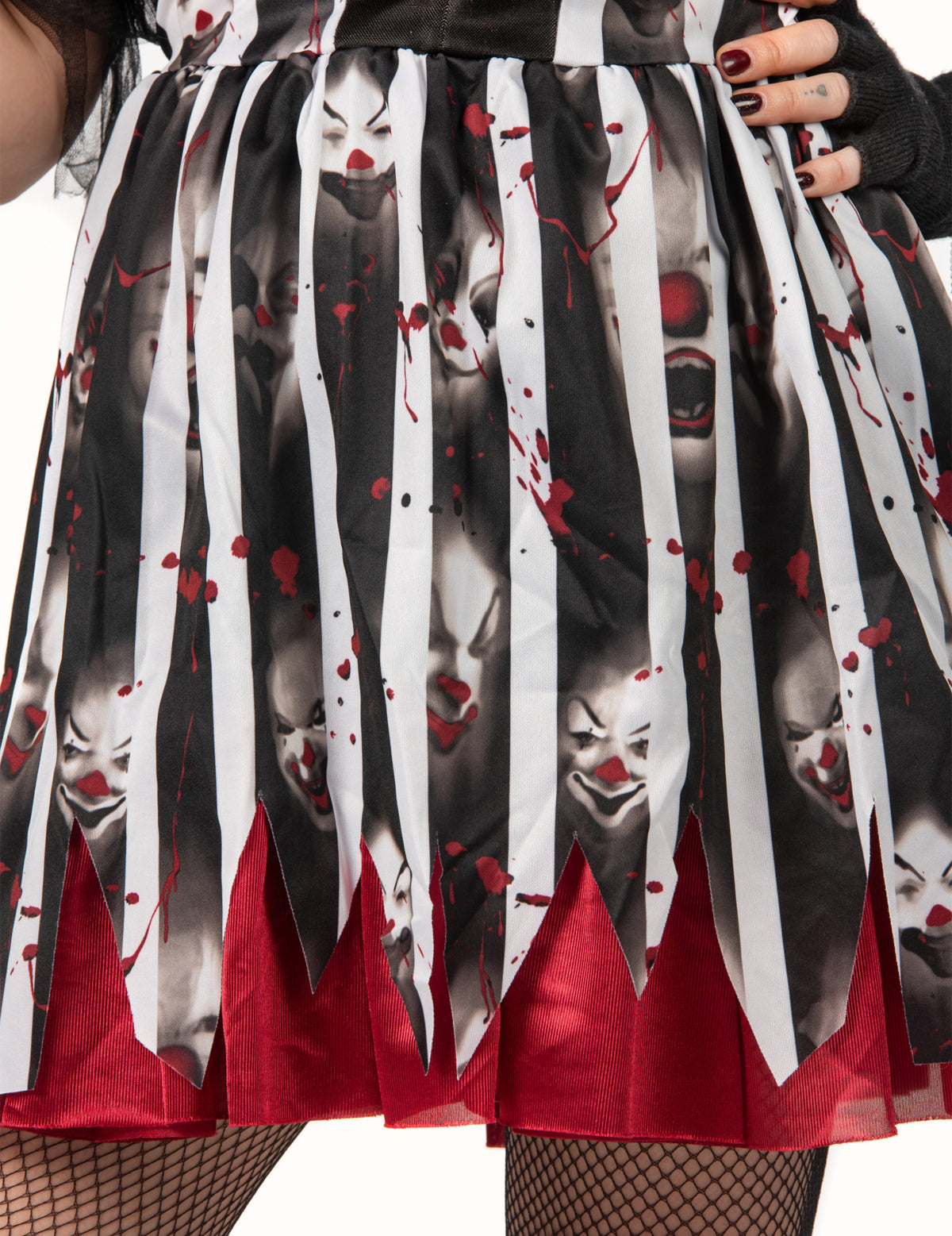 Détail de la jupe à rayures et imprimés visages de clowns du déguisement de clown dément luxe