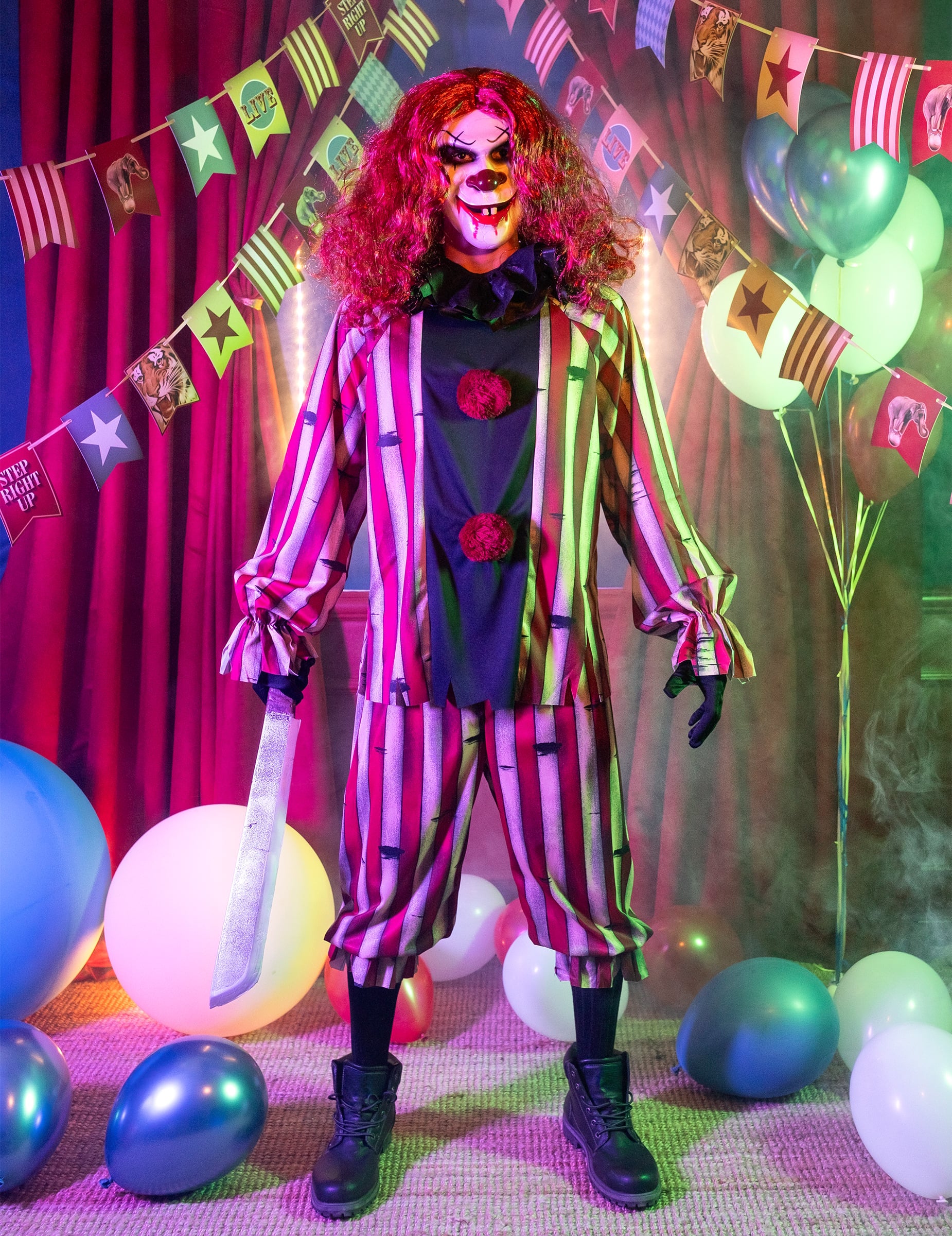 Mise en situation dans un décor de cirque du déguisement de clown démoniaque luxe