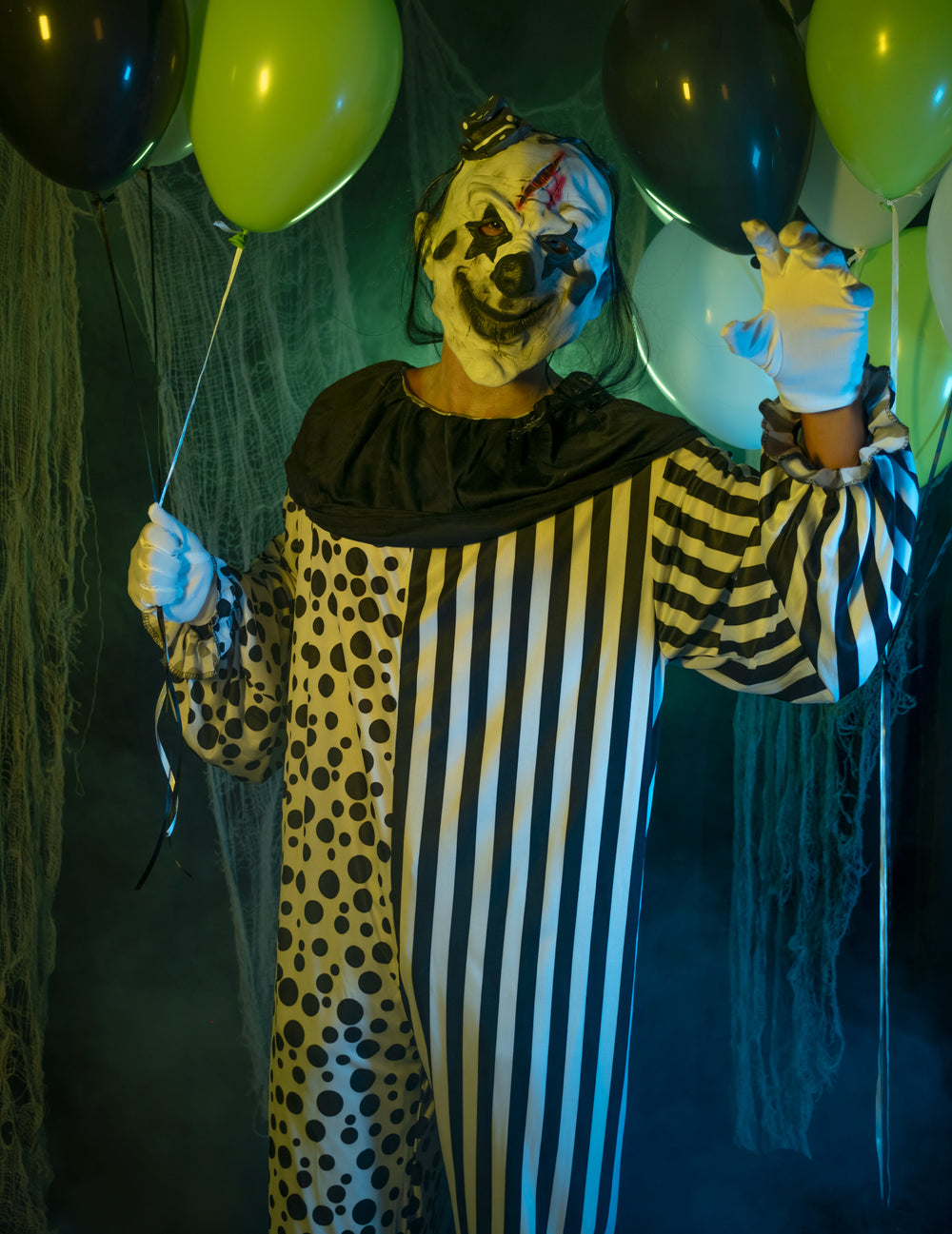 Gros plan sur le masque du déguisement clown monstrueux pour adulte