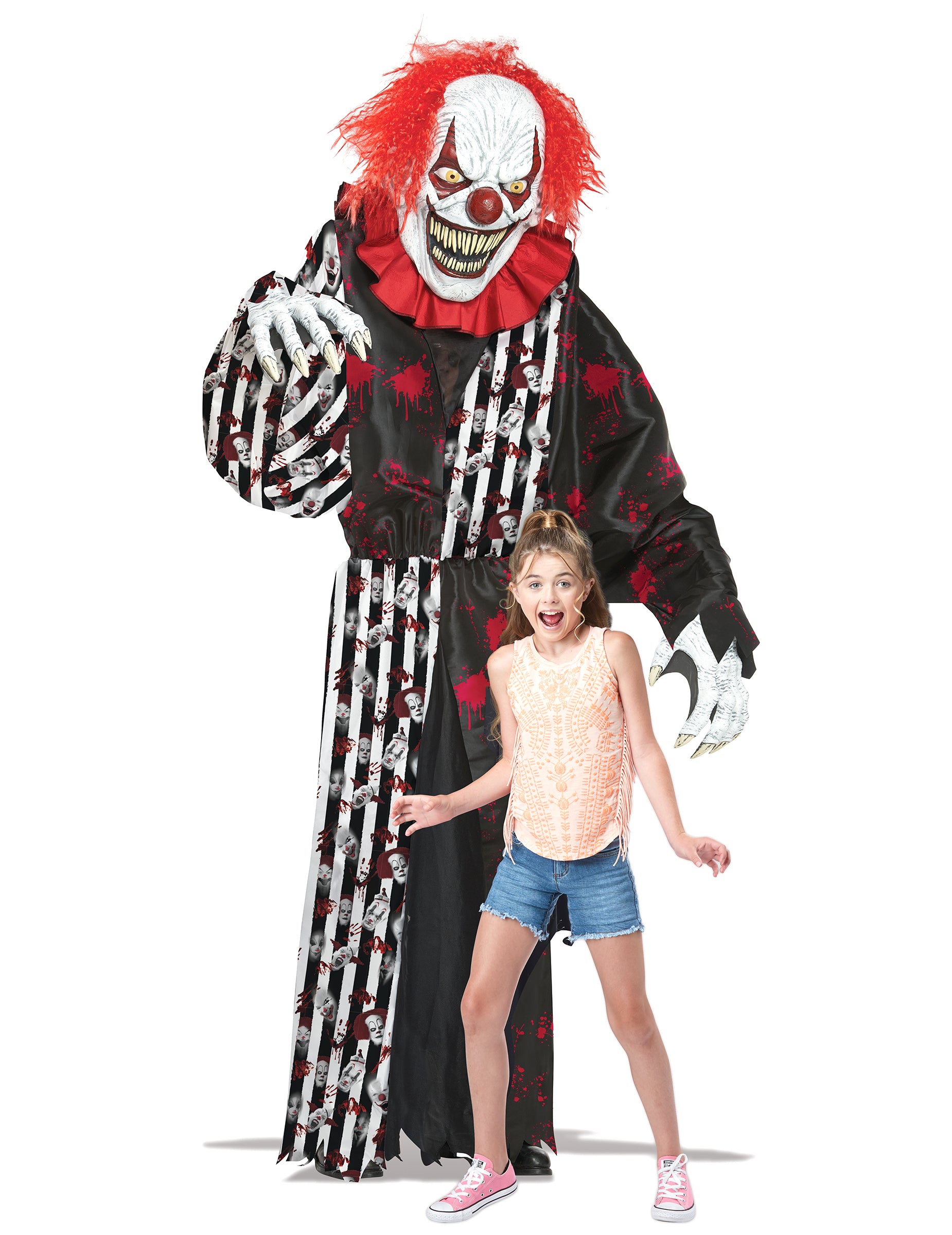 Mise en situation montrant la taille du déguisement clown terrifiant géant 2 en 1