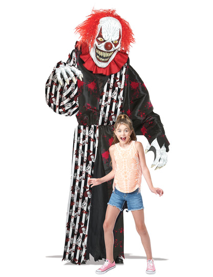 Mise en situation montrant la taille du déguisement clown terrifiant géant 2 en 1