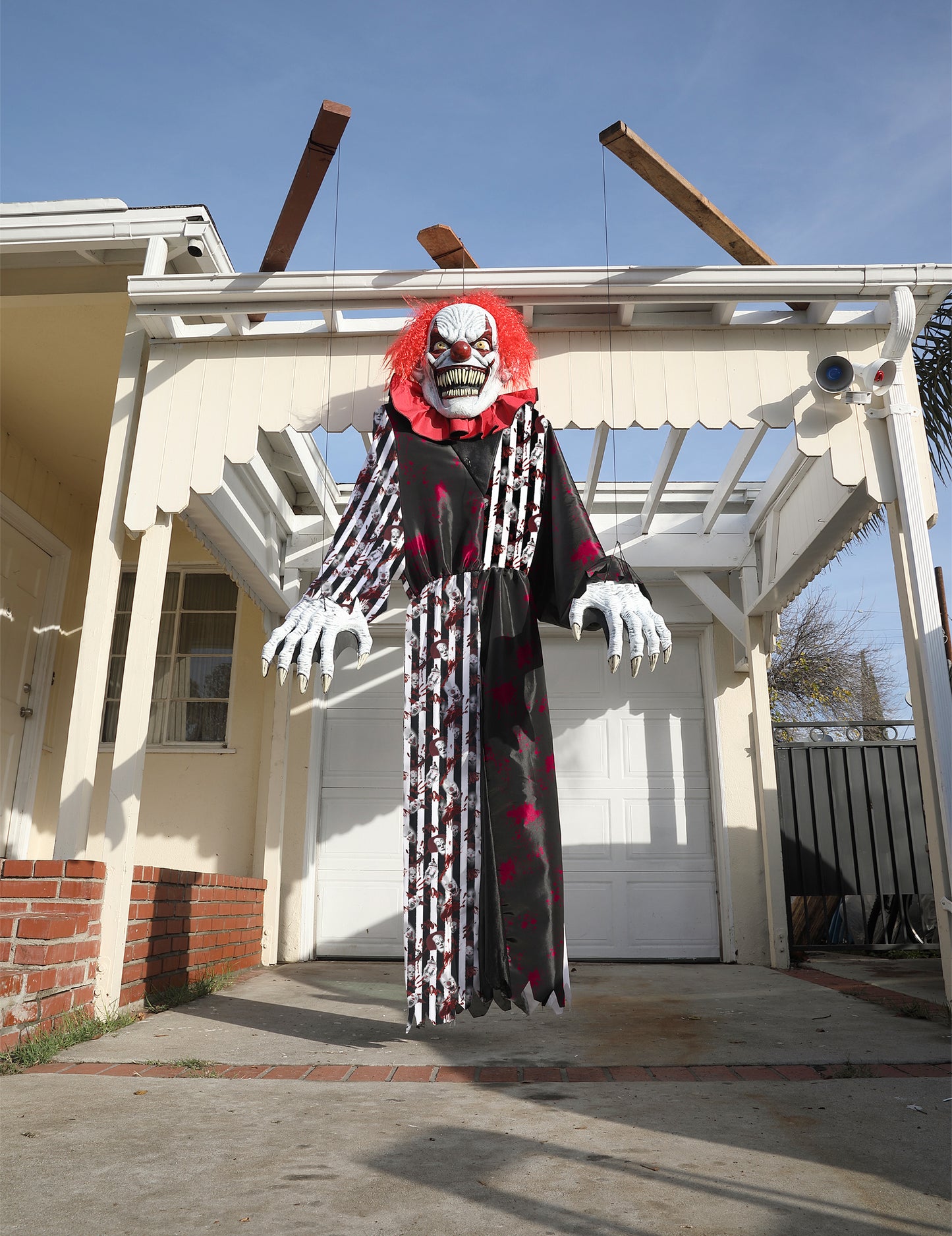 Mise en situation façon marionnette du déguisement clown terrifiant géant 2 en 1