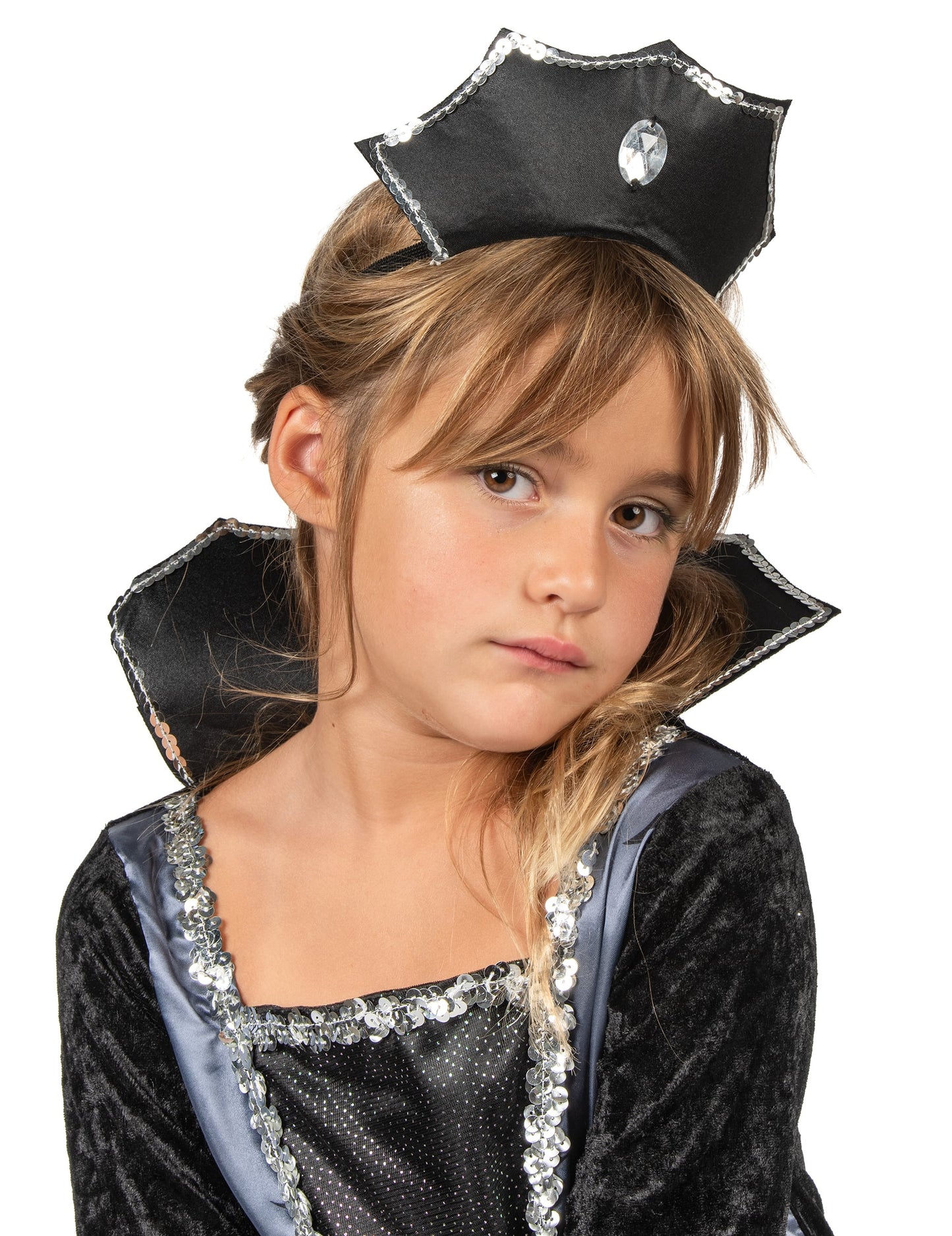 Gros plan sur le diadème et le col du déguisement de comtesse des chauve-souris pour fille