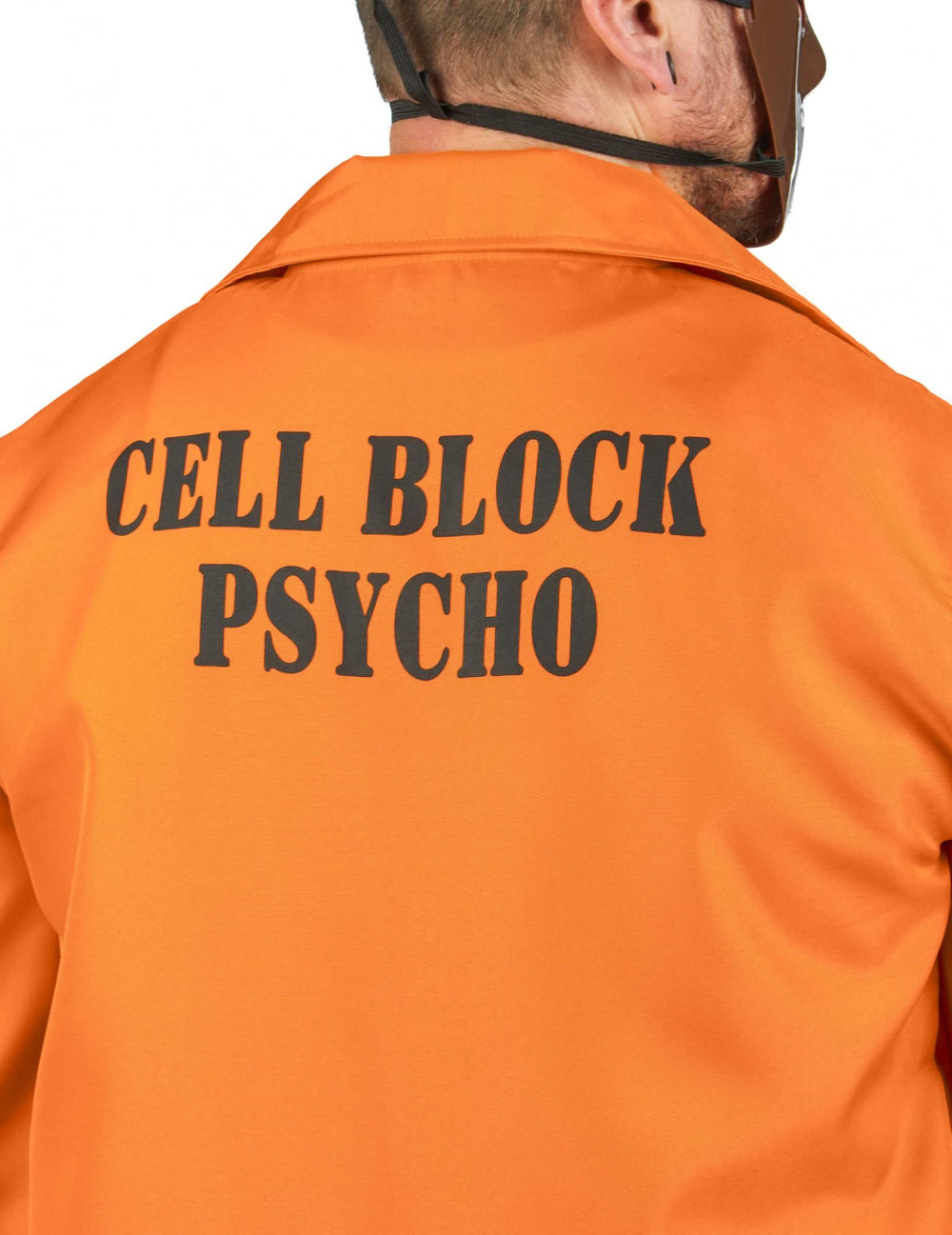 Pohled zezadu s nápisem Cell Block Psycho na kostýmu kanibalského vězně