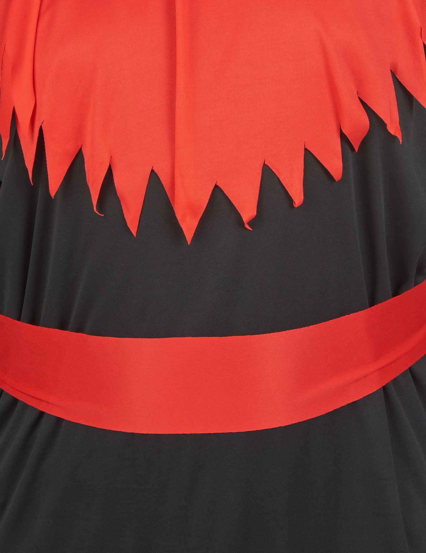 Détail du col en pointes et de la ceinture rouge du déguisement de diable des enfers