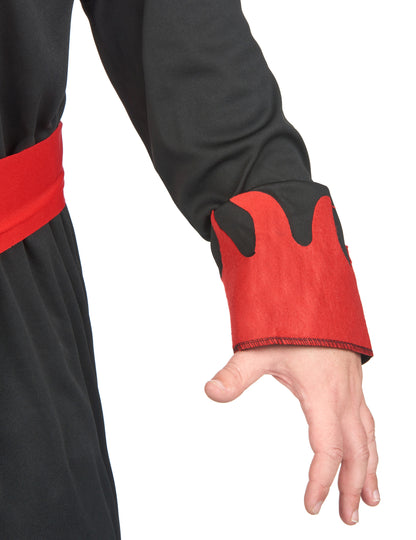 Détail de la manche rouge à motifs de flammes du déguisement de diable des enfers