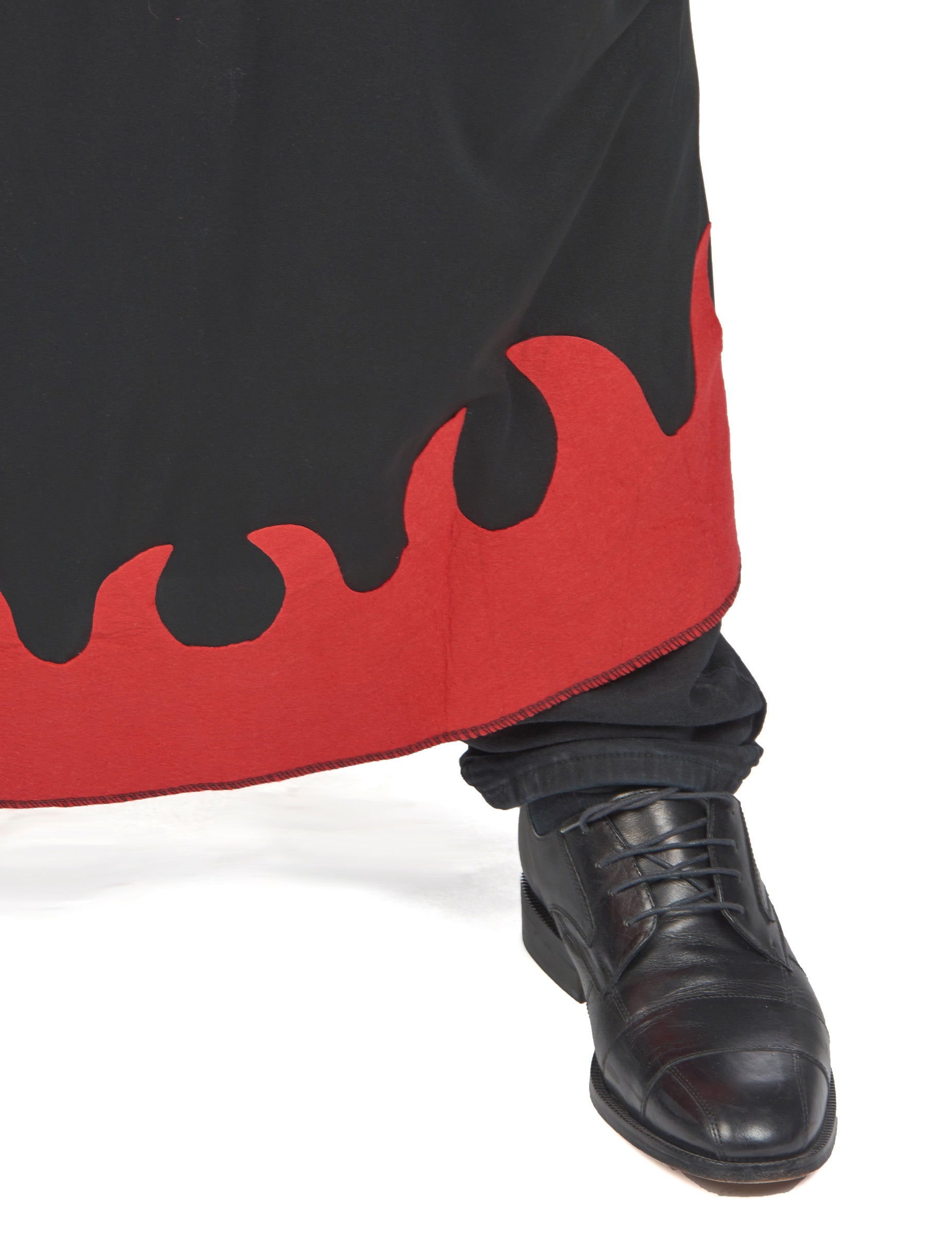 Détail du bas à motifs de flammes du déguisement de diable des enfers