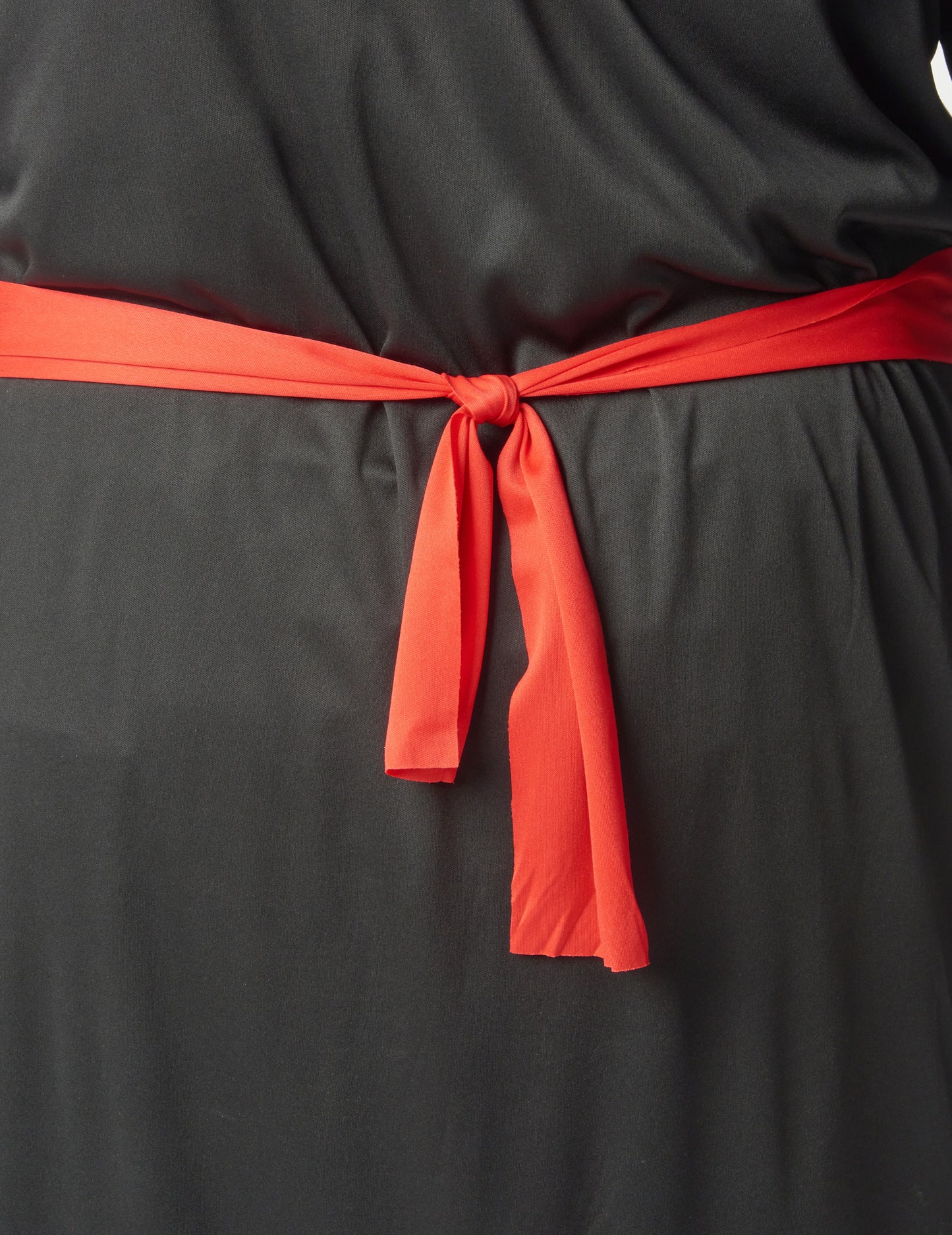 Détail de la ceinture rouge nouée du déguisement de diable des enfers