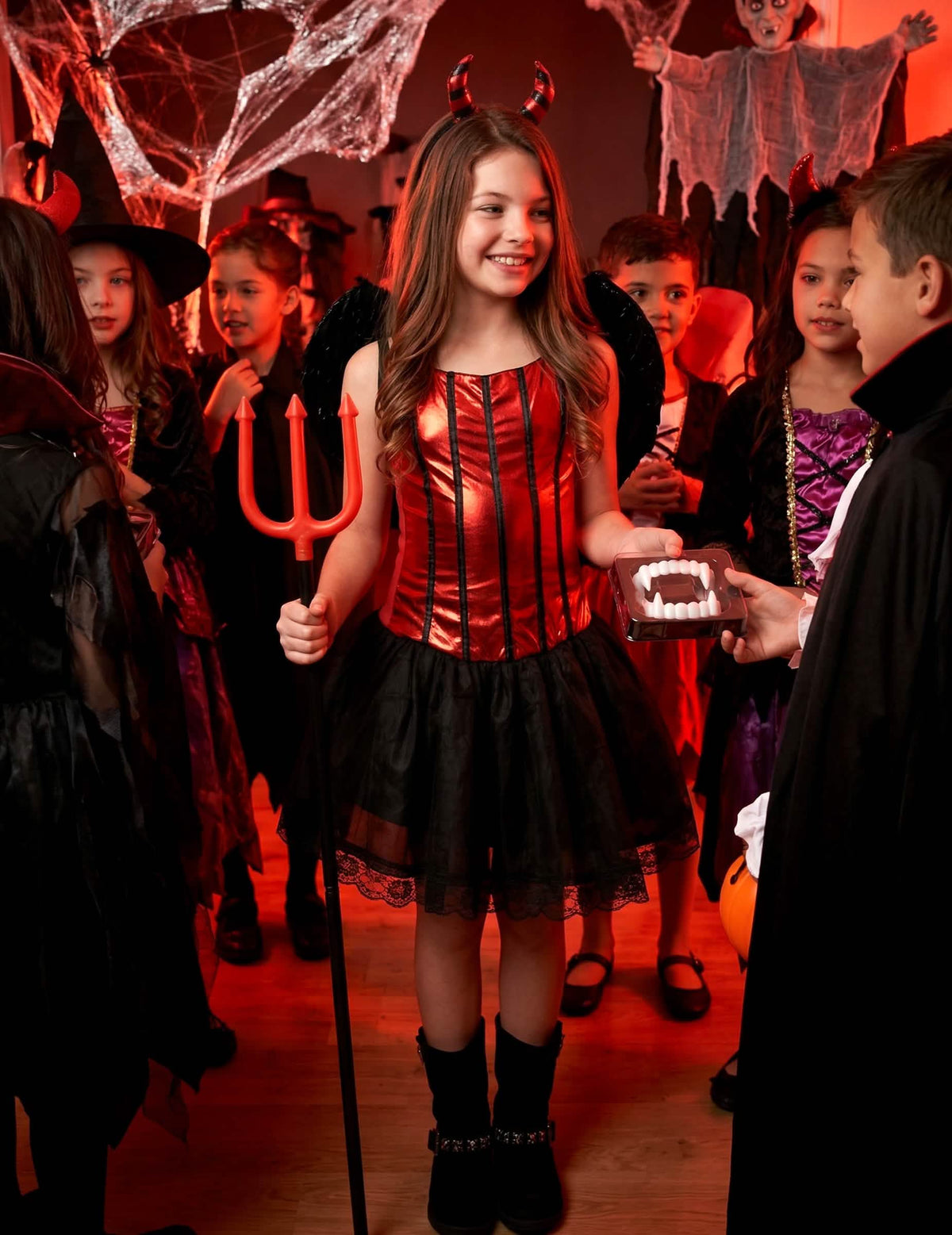 Halloweenská scénka kostýmu ďáblice s křídla