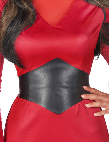 Detailní záběr na černý pásek kostýmu čertice