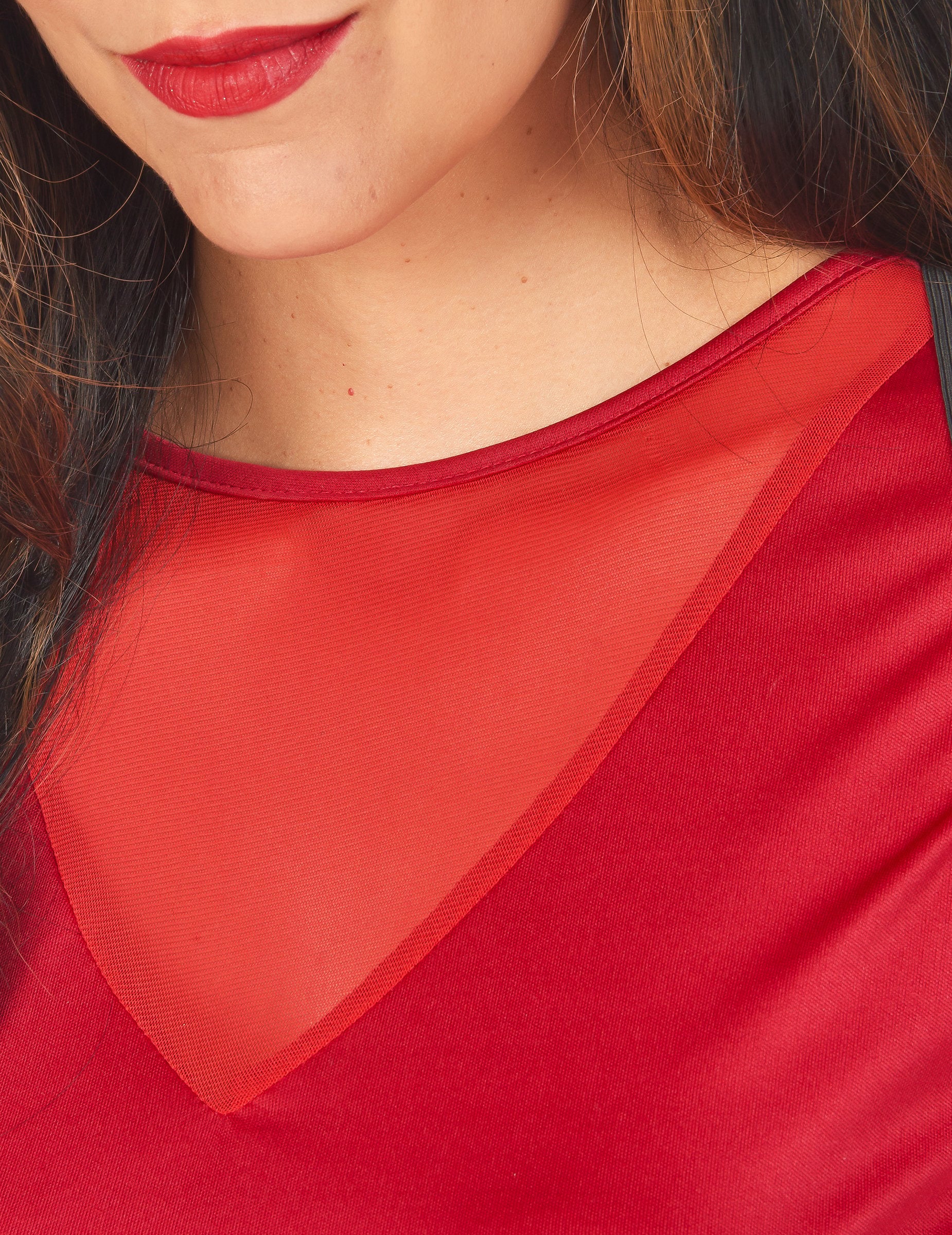 Detail červeného voálu kostýmu čertice