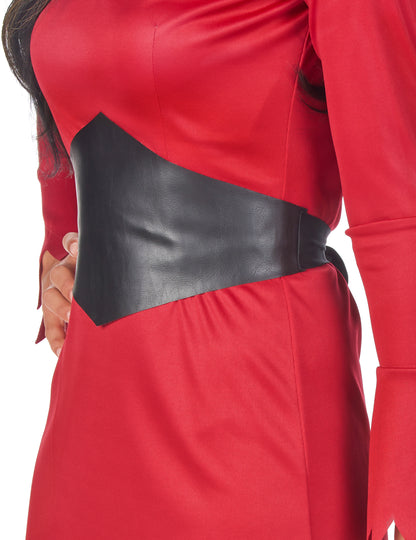 Profilový pohled na černý pásek kostýmu čertice