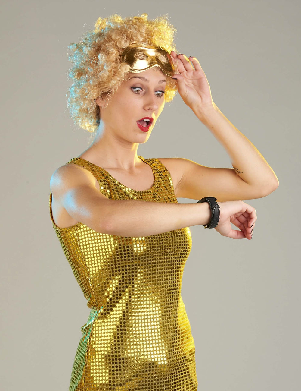 Detail na živůtku disco kostýmu pro ženu zlatá s flitry