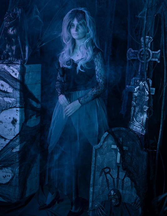 Mise en situation dans un décor d'Halloween du déguisement de fantôme mariée noire