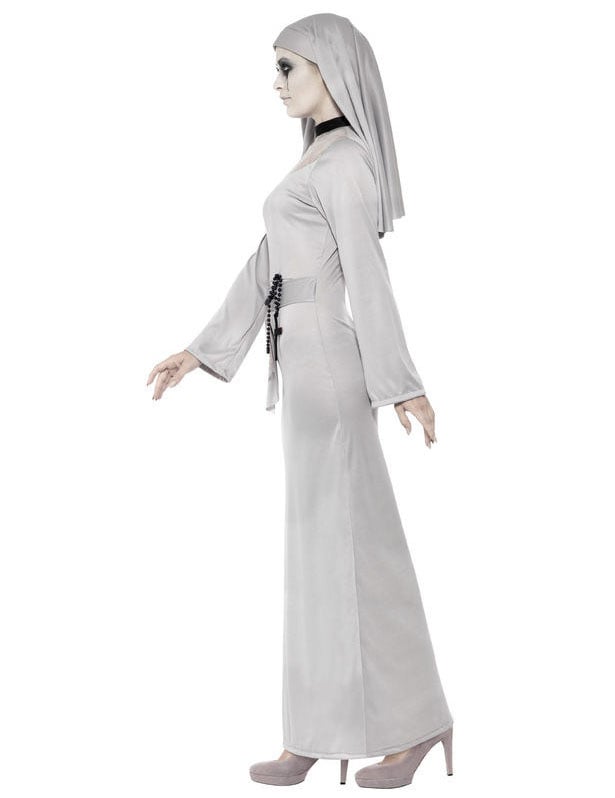 Pohled z boku na kostým náboženského ducha pro ženy