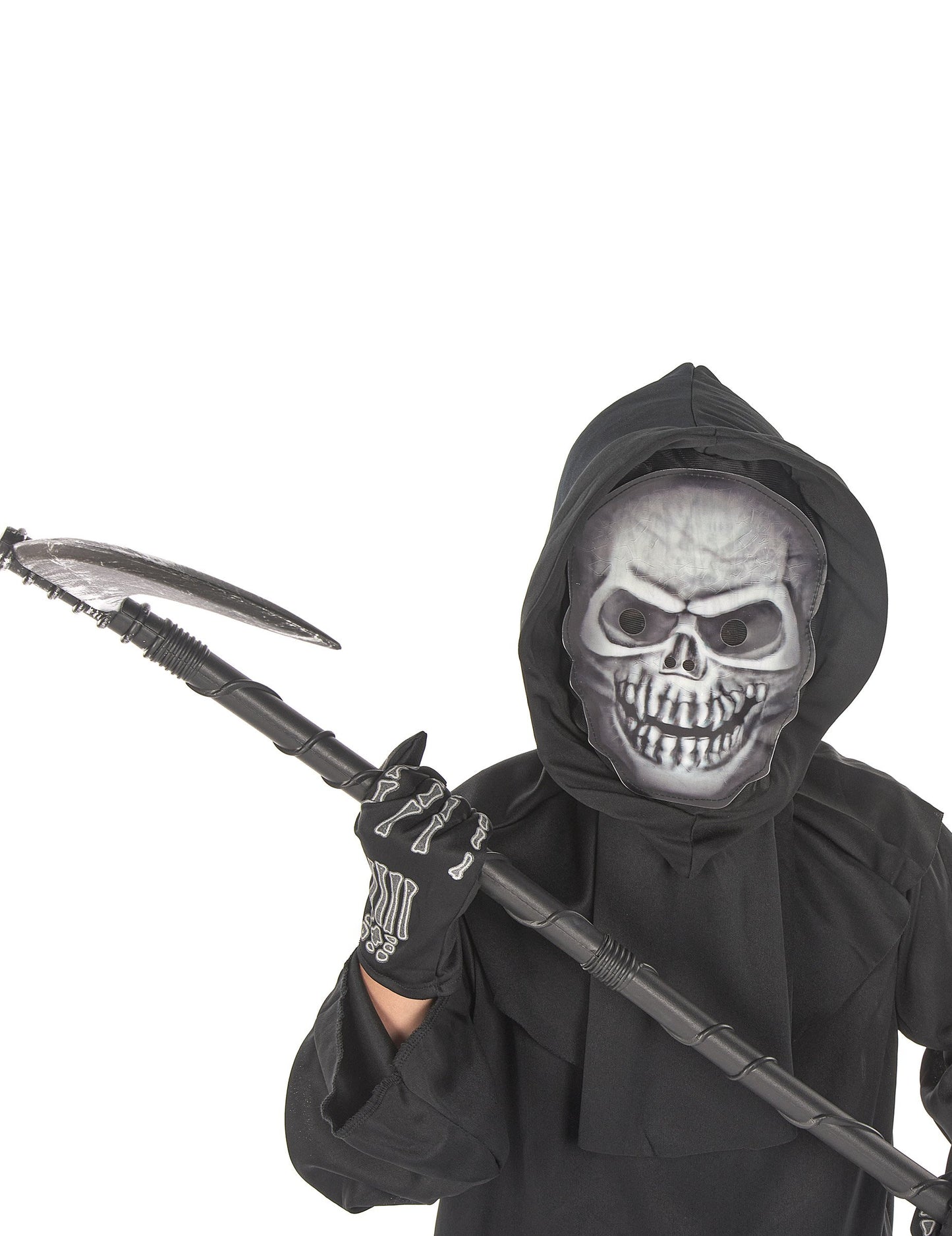 Gros plan sur le masque et la faux du déguisement faucheur sinistre