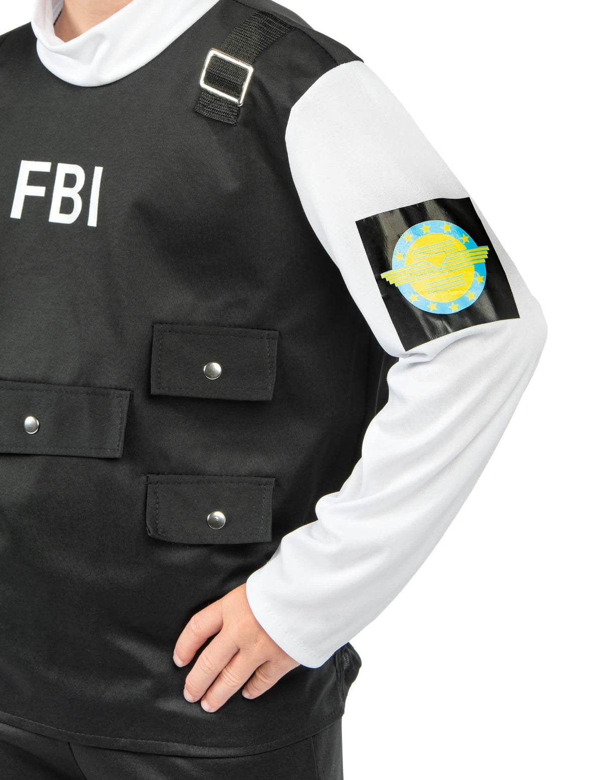 Detail na vestu a nášivku na rukávu kostýmu FBI pro dítě
