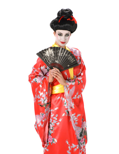 Eventail noir illustré tenu devant le déguisement de Geisha pour femme