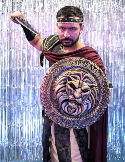 Gros plan sur le bouclier à tête de lion du déguisement de gladiateur romain pour homme