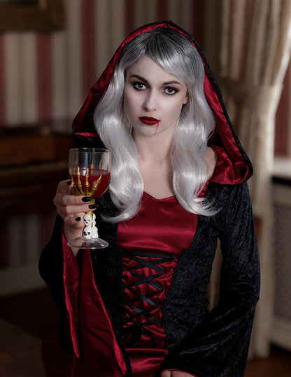 Gros plan sur le buste du déguisement gothique à capuche pour femme
