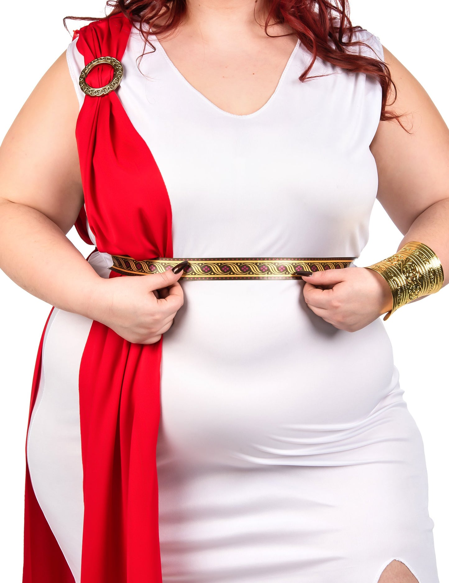 Gros plan sur la ceinture dorée et la broche du déguisement de déesse romaine à drapé
