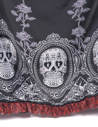 Détail des imprimés têtes de mort et roses du bas du déguisement robe longue Dia de los muertos