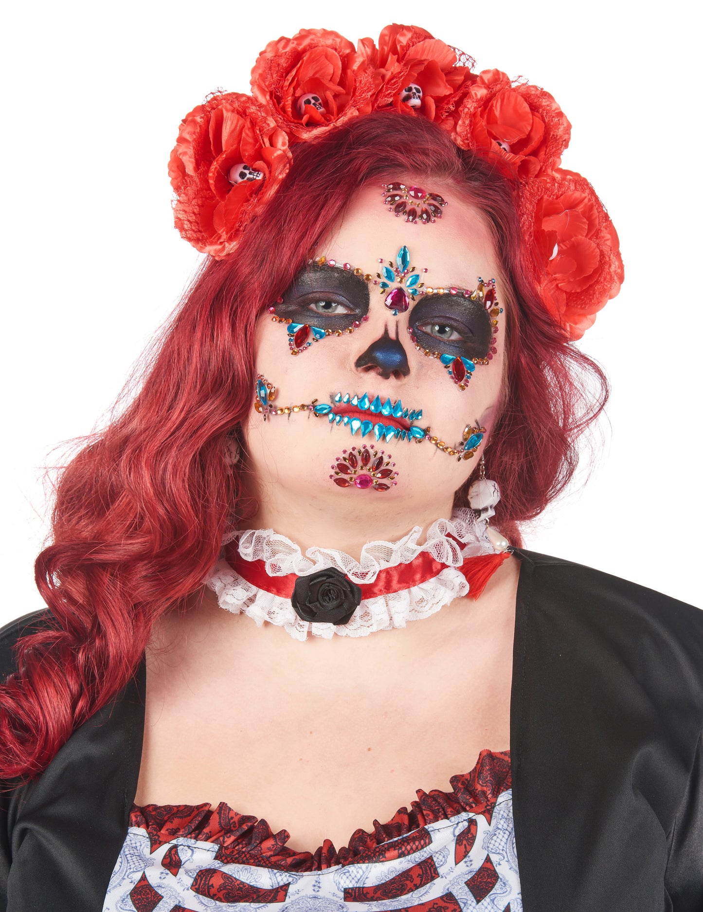 Gros plan sur le maquillage et la coiffe du déguisement robe longue Dia de los muertos