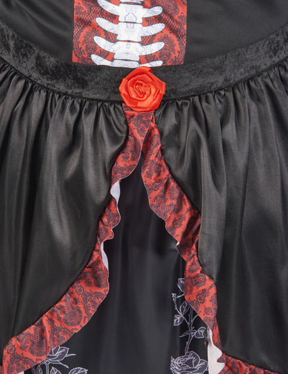 Détail de la taille avec rose rouge et volants du déguisement robe longue Dia de los muertos